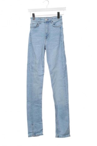 Damskie jeansy Bershka, Rozmiar XS, Kolor Niebieski, Cena 66,67 zł