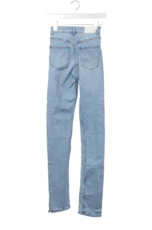 Damskie jeansy Bershka, Rozmiar XS, Kolor Niebieski, Cena 66,67 zł