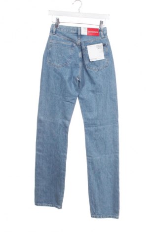 Damskie jeansy Calvin Klein Jeans, Rozmiar XS, Kolor Niebieski, Cena 359,54 zł