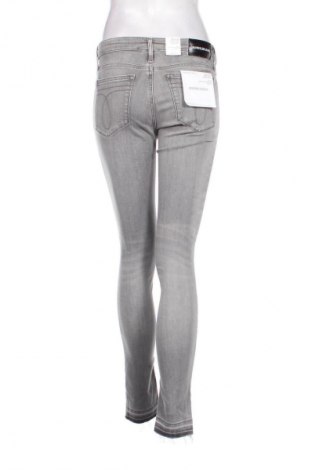 Дамски дънки Calvin Klein Jeans, Размер M, Цвят Сив, Цена 156,40 лв.