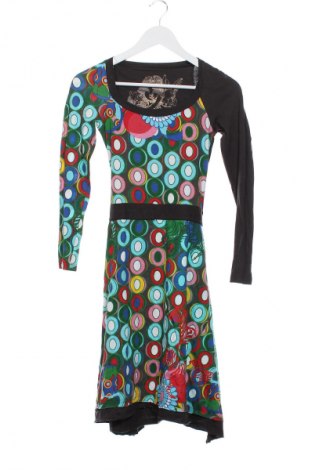 Рокля Desigual, Размер XS, Цвят Многоцветен, Цена 82,99 лв.