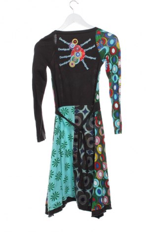 Рокля Desigual, Размер XS, Цвят Многоцветен, Цена 82,99 лв.
