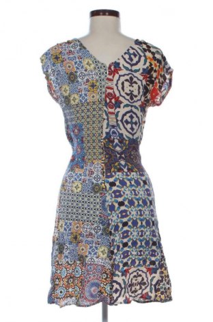 Рокля Desigual, Размер M, Цвят Многоцветен, Цена 82,22 лв.