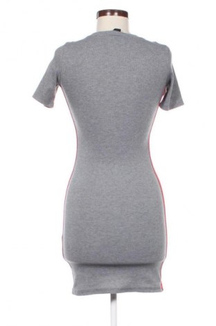 Рокля H&M Divided, Размер S, Цвят Сив, Цена 28,88 лв.