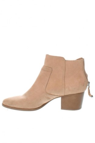 Botine de damă Bershka, Mărime 39, Culoare Bej, Preț 81,99 Lei