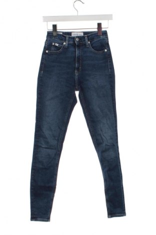 Damskie jeansy Calvin Klein Jeans, Rozmiar XS, Kolor Niebieski, Cena 191,99 zł