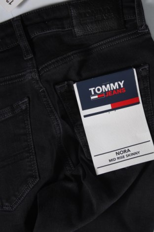 Дамски дънки Tommy Jeans, Размер XXS, Цвят Сив, Цена 172,00 лв.