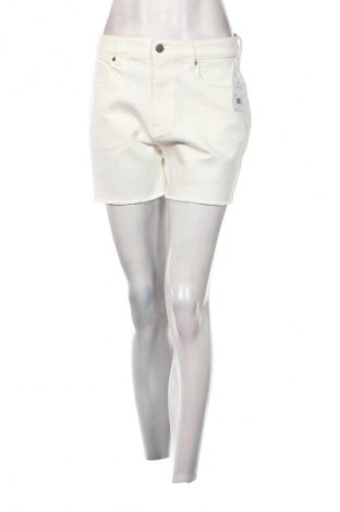 Дамски къс панталон Volcom, Размер M, Цвят Бял, Цена 45,45 лв.