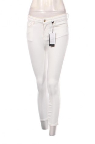 Дамски панталон Guess, Размер S, Цвят Бял, Цена 77,40 лв.