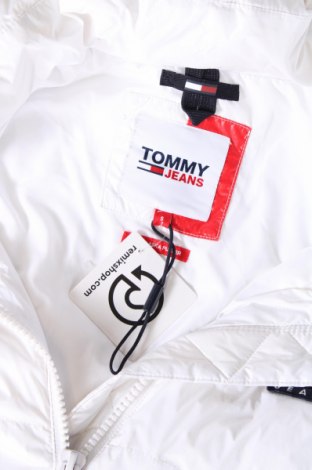 Γυναικείο μπουφάν Tommy Jeans, Μέγεθος S, Χρώμα Λευκό, Τιμή 185,05 €