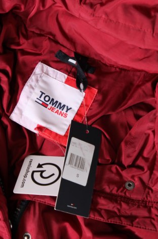 Дамско яке Tommy Jeans, Размер S, Цвят Червен, Цена 381,49 лв.