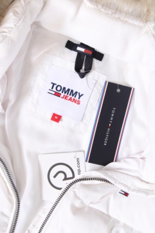 Γυναικείο μπουφάν Tommy Jeans, Μέγεθος M, Χρώμα Λευκό, Τιμή 153,99 €