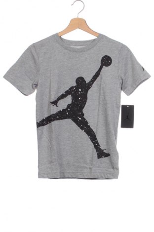 Детска тениска Air Jordan Nike, Размер 10-11y/ 146-152 см, Цвят Сив, Цена 69,00 лв.