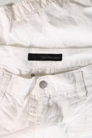 Pantaloni scurți de bărbați Calvin Klein, Mărime M, Culoare Alb, Preț 112,24 Lei