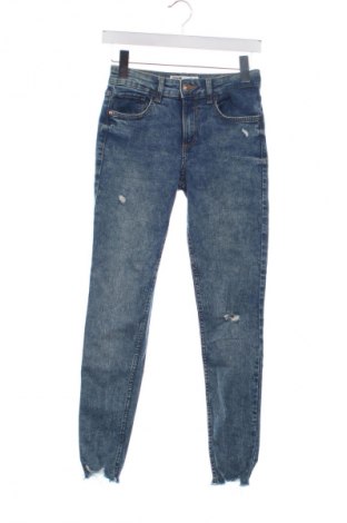 Dámské džíny  Bershka, Velikost XS, Barva Modrá, Cena  367,00 Kč