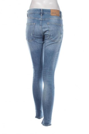 Γυναικείο Τζίν Bershka, Μέγεθος M, Χρώμα Μπλέ, Τιμή 18,99 €