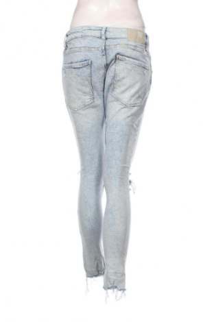 Damskie jeansy Bershka, Rozmiar M, Kolor Niebieski, Cena 95,99 zł