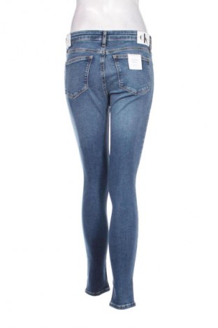Дамски дънки Calvin Klein Jeans, Размер M, Цвят Син, Цена 169,99 лв.