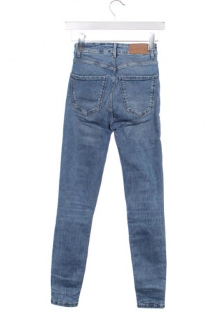 Damskie jeansy Zara, Rozmiar XS, Kolor Niebieski, Cena 62,07 zł