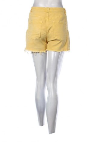 Pantaloni scurți de femei Bershka, Mărime S, Culoare Galben, Preț 51,45 Lei