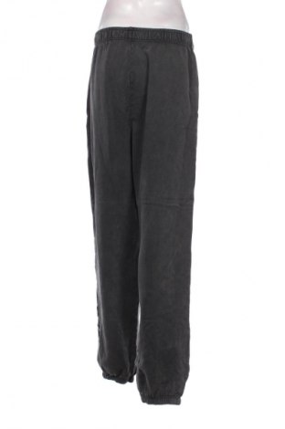 Дамско спортно долнище Hugo Boss, Размер XL, Цвят Сив, Цена 82,00 лв.