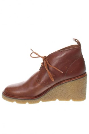 Damskie botki Clarks, Rozmiar 39, Kolor Brązowy, Cena 353,99 zł