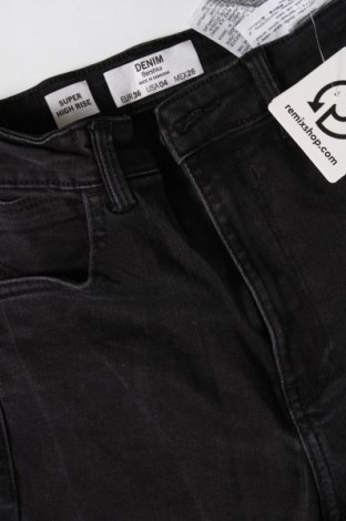 Γυναικείο Τζίν Bershka, Μέγεθος S, Χρώμα Γκρί, Τιμή 8,99 €