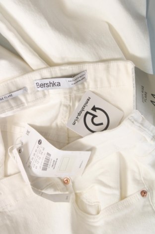 Női farmernadrág Bershka, Méret XL, Szín Fehér, Ár 5 549 Ft