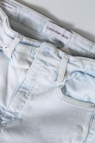 Дамски дънки Calvin Klein Jeans, Размер XS, Цвят Син, Цена 156,00 лв.