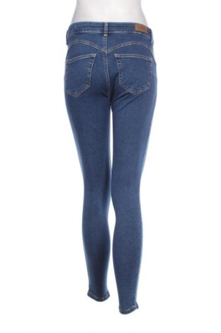 Damskie jeansy Pull&Bear, Rozmiar S, Kolor Niebieski, Cena 41,99 zł