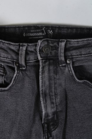 Damskie jeansy Stradivarius, Rozmiar S, Kolor Szary, Cena 32,99 zł