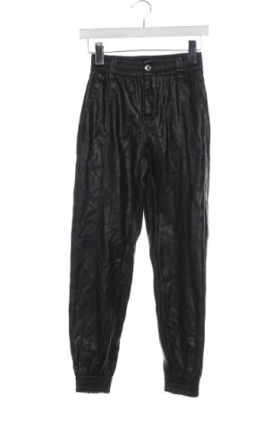 Γυναικείο παντελόνι Bershka, Μέγεθος XS, Χρώμα Μαύρο, Τιμή 5,79 €