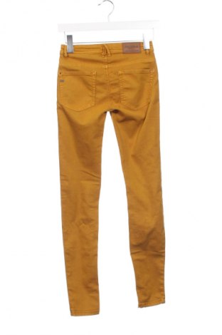 Pantaloni de femei Pull&Bear, Mărime XXS, Culoare Galben, Preț 44,99 Lei