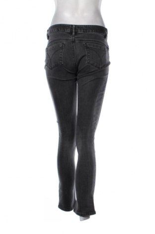 Damskie jeansy Calvin Klein Jeans, Rozmiar M, Kolor Szary, Cena 156,37 zł