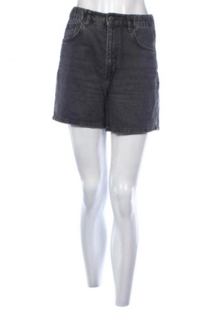 Pantaloni scurți de femei Pull&Bear, Mărime S, Culoare Gri, Preț 50,00 Lei