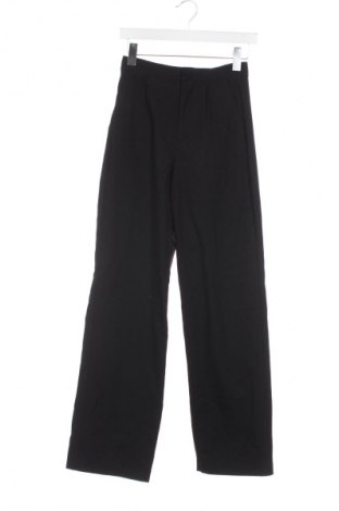 Γυναικείο παντελόνι Pull&Bear, Μέγεθος XS, Χρώμα Μαύρο, Τιμή 15,00 €