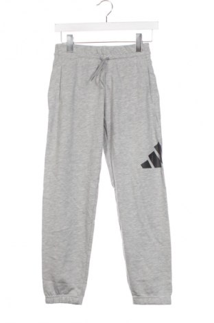 Детско спортно долнище Adidas, Размер 11-12y/ 152-158 см, Цвят Сив, Цена 77,99 лв.