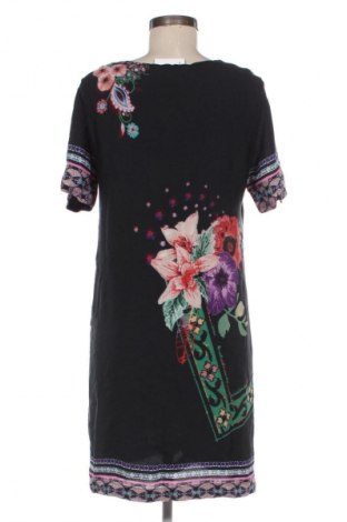 Рокля Desigual, Размер M, Цвят Многоцветен, Цена 82,99 лв.
