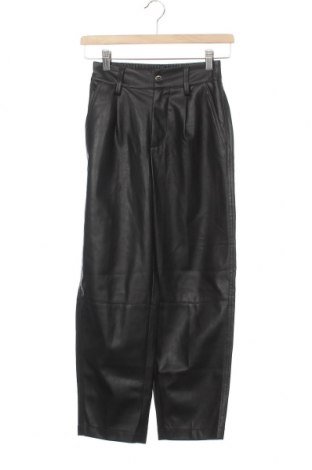Γυναικείο παντελόνι δερμάτινο Bershka, Μέγεθος XS, Χρώμα Μαύρο, Δερματίνη, Τιμή 41,57 €