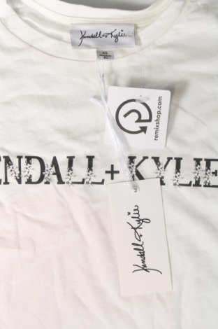 Γυναικείο t-shirt Kendall & Kylie, Μέγεθος XS, Χρώμα Λευκό, Τιμή 17,99 €