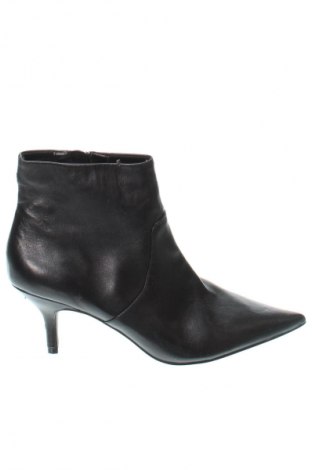 Botine de damă Steve Madden, Mărime 37, Culoare Negru, Preț 220,99 Lei