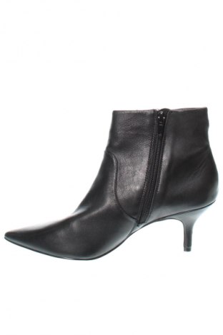 Botine de damă Steve Madden, Mărime 37, Culoare Negru, Preț 220,99 Lei