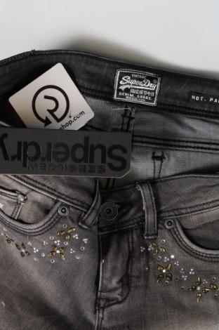 Pantaloni scurți de femei Superdry, Mărime M, Culoare Gri, Preț 75,69 Lei