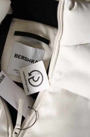 Дамско кожено яке Bershka, Размер M, Цвят Бял, Цена 79,00 лв.