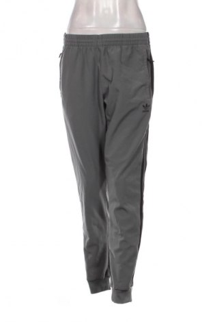 Pantaloni trening de femei Adidas Originals, Mărime M, Culoare Gri, Preț 94,99 Lei