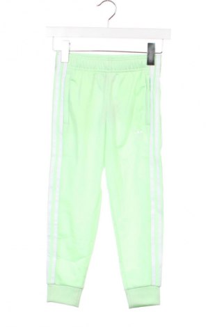 Детско спортно долнище Adidas Originals, Размер 6-7y/ 122-128 см, Цвят Зелен, Цена 89,29 лв.