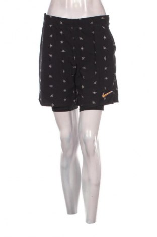 Γυναικείο κοντό παντελόνι Nike, Μέγεθος M, Χρώμα Πολύχρωμο, Τιμή 20,99 €