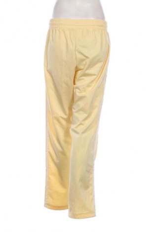 Pantaloni trening de femei Adidas Originals, Mărime M, Culoare Galben, Preț 322,99 Lei