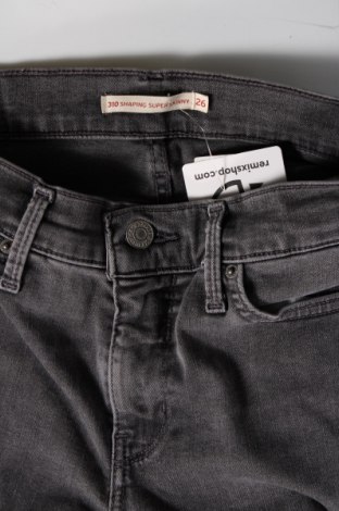 Дамски дънки Levi's, Размер S, Цвят Сив, Цена 39,28 лв.