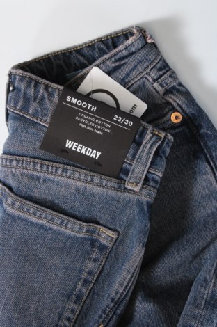 Damskie jeansy Weekday, Rozmiar XS, Kolor Niebieski, Cena 153,99 zł